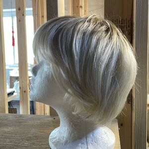 NWT 8” white blonde side part messy root light brown boy cut vanilla wig